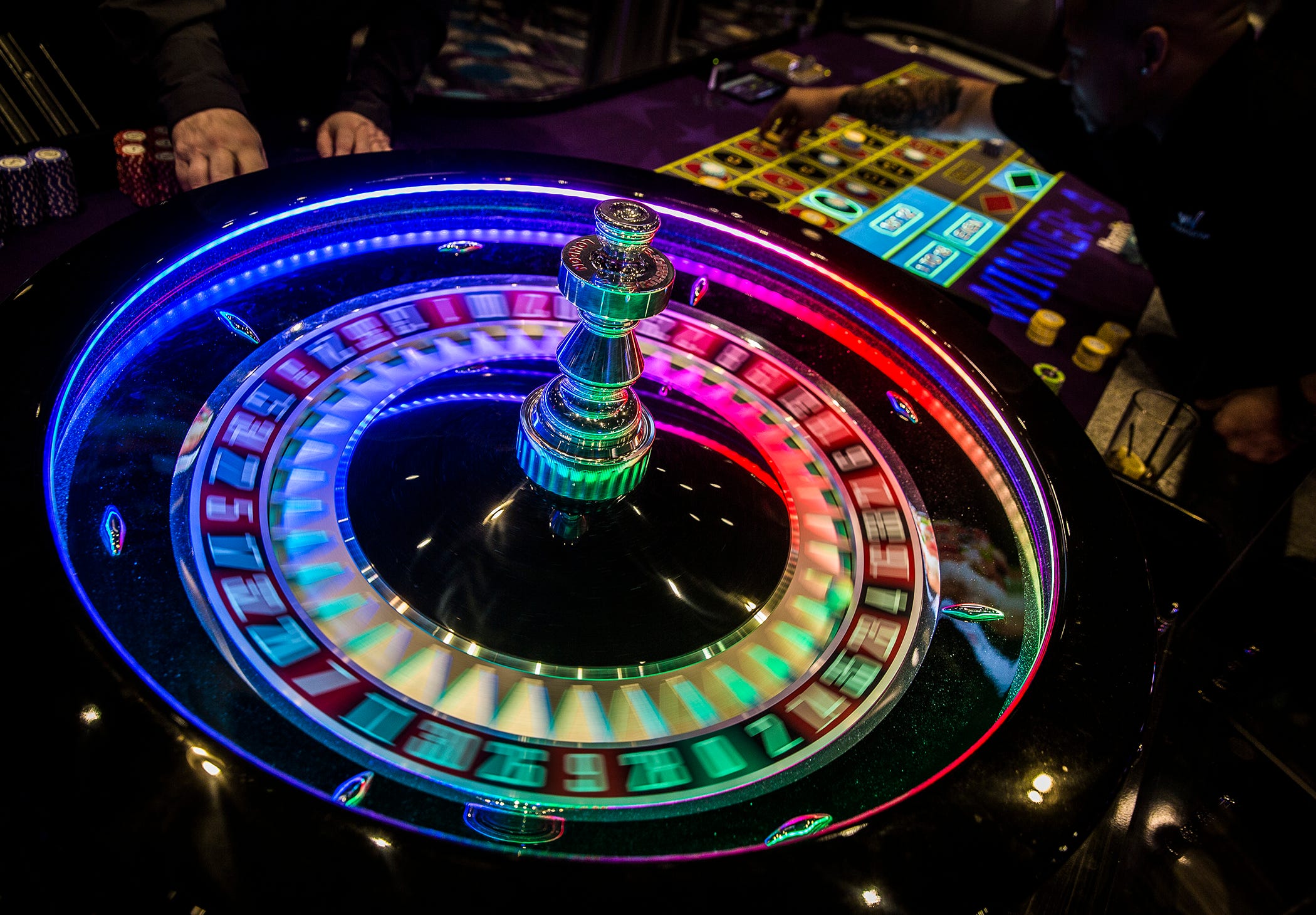 Vòng quay đầy màu sắc của Roulette casino thực tế
